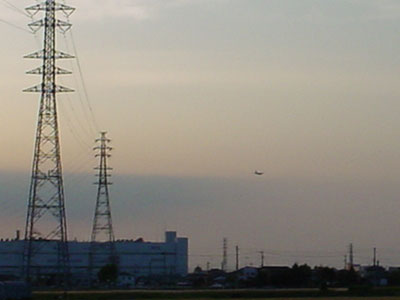 下館上空を低空飛行する飛行機