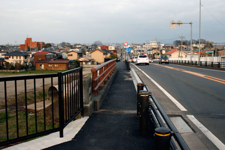 国道５０号真岡線陸橋の歩道 [2010年4月9日撮影]