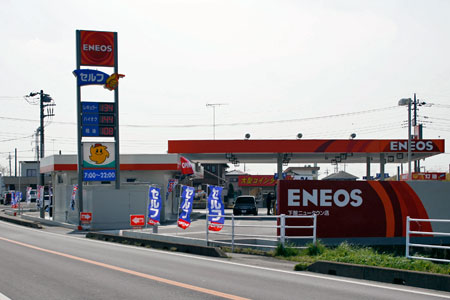 リニューアルした ENEOS 下館ニュータウン店 [2010年4月26日撮影]