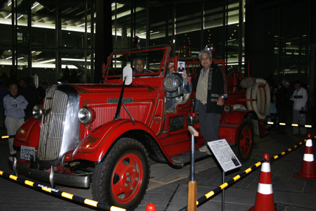 アルテリオ前広場に展示された古い消防自動車 [2010年5月15日撮影]