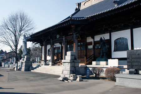 定林寺　本堂前 [2011年3月24日撮影]