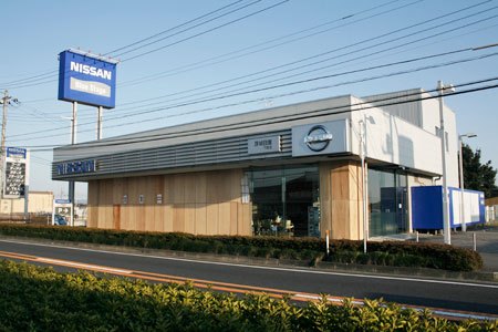 板を貼って営業中の茨城日産下館店 [2011年4月12日撮影]