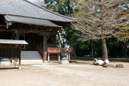 被災された中館観音寺 [2011年4月15日撮影]