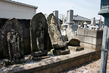 被災された中館観音寺 [2011年4月15日撮影]