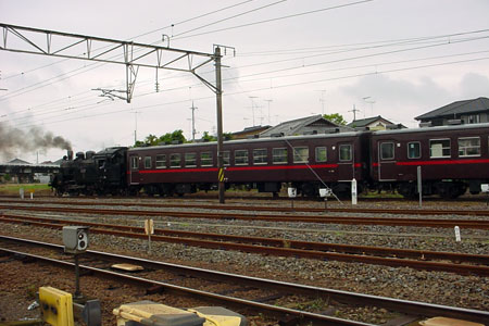 下館駅で行ったり来たりする真岡鐵道ＳＬ [2011年6月11日撮影]