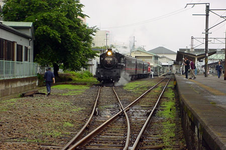 下館駅で行ったり来たりする真岡鐵道ＳＬ [2011年6月11日撮影]