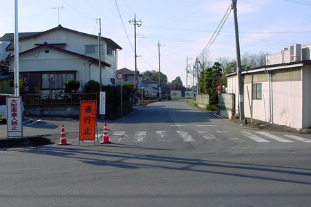 セブンイレブンそばに設置された通行止めの案内 [2011年12月10日撮影]