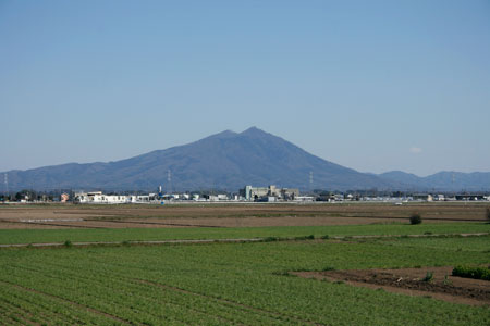 西方の大谷川の橋のそばからの筑波山 [2012年4月8日撮影]