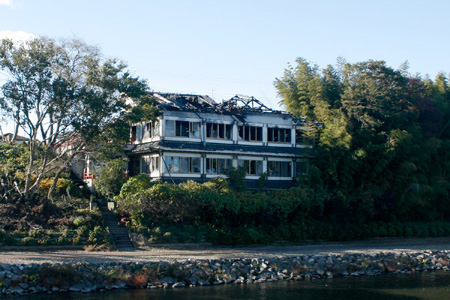 中館観音寺近くの火事で燃えてしまった旅館跡 [2012年11月18日撮影]