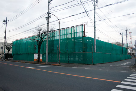 鉄骨が建ち上がった下館駅南のパチンコ屋跡 [2013年3月3日撮影]