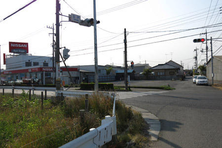 建物ごと無くなったそば屋跡の奥の敷地 [2013年5月8日撮影]