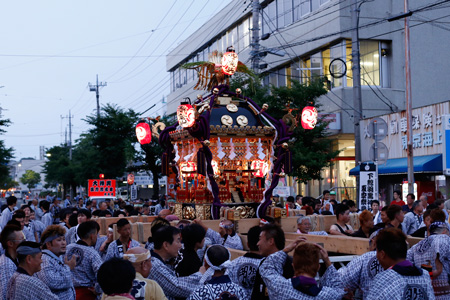 数年振りで下館駅南を渡御する明治神輿 [2013年7月25日撮影]