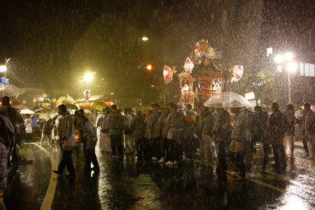 記憶にないくらいの土砂降りの下館祇園まつり [2013年7月27日撮影]