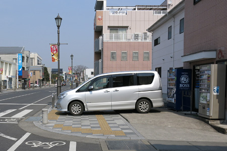 下館駅前通りの迷惑駐車 [2014年3月12日撮影]