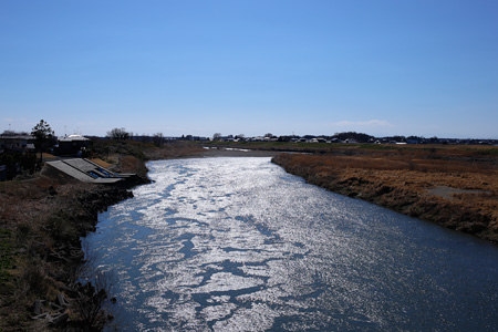 風で少し波立つ鬼怒川の川面 [2014年3月22日撮影]