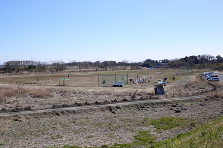 広い河川敷の野球場での少年野球 [2014年3月22日撮影]