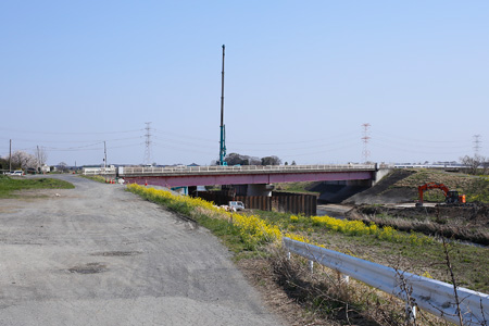 国道294号の大谷川に架かる春日大橋の工事 [2014年4月7日撮影]