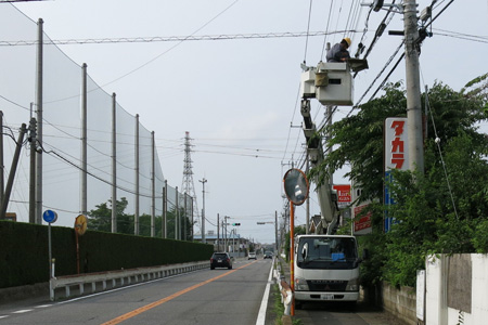 南中の近くの電気工事 [2014年6月10日撮影]