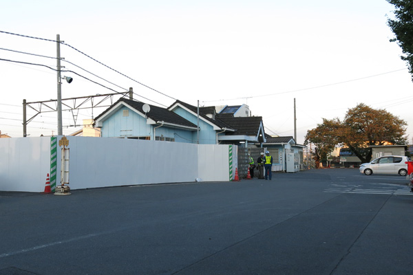 新駅舎供用開始に向け、いよいよ工事が始まる川島駅 [2014年10月24日撮影]