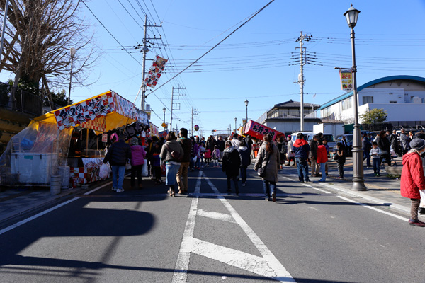 かなり混みあった昼頃の大町だるま市 [2015年1月12日撮影]