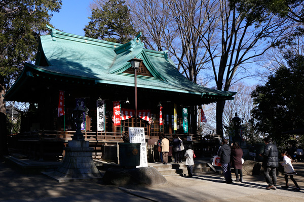 羽黒神社に参拝する人々 [2015年1月12日撮影]