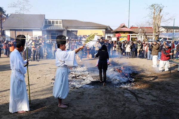 辻集落火渉で火渡りをする参拝者 [2015年2月11日撮影]