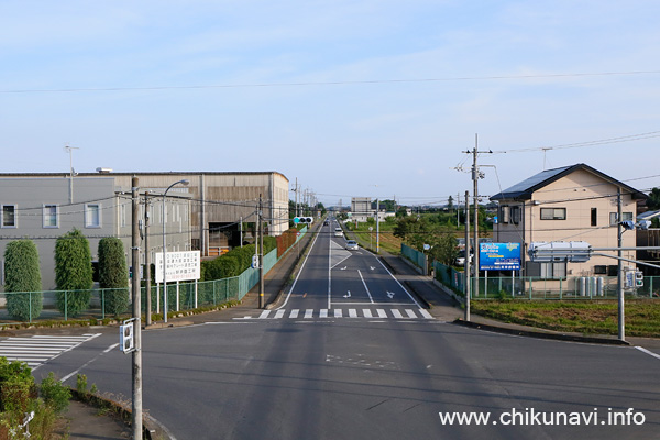 真っ直ぐな、飛行場通り [2015年6月29日撮影]