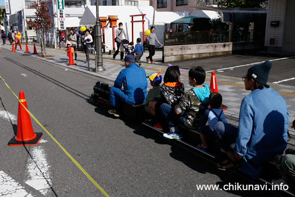 下館駅なか・駅まえフェスティバル 人を乗せて走るミニトレイン [2016年10月29日撮影]