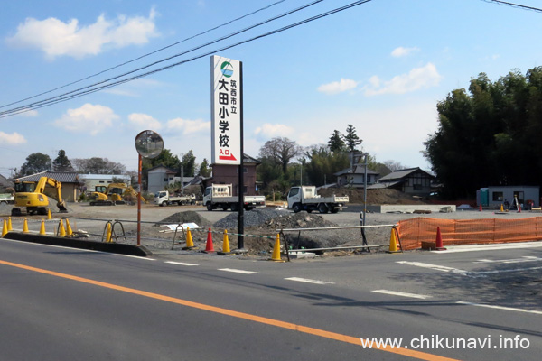 大田小学校入口 (西方の農協跡) に準備中のコンビニ [2020年3月23日撮影]