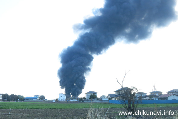 黒い煙が立ち昇る嘉家佐和の火事