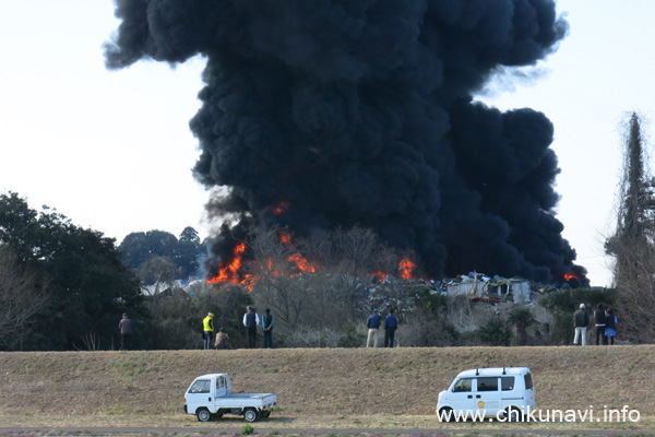 黒い煙が立ち昇る嘉家佐和の火事