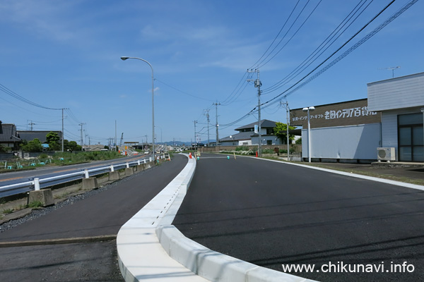 やたらと広い国道50号の歩道 [2022年5月10日撮影]