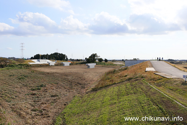 2ヶ月前の小貝川の新しい養蚕橋の工事の様子 [2022年11月4日撮影]