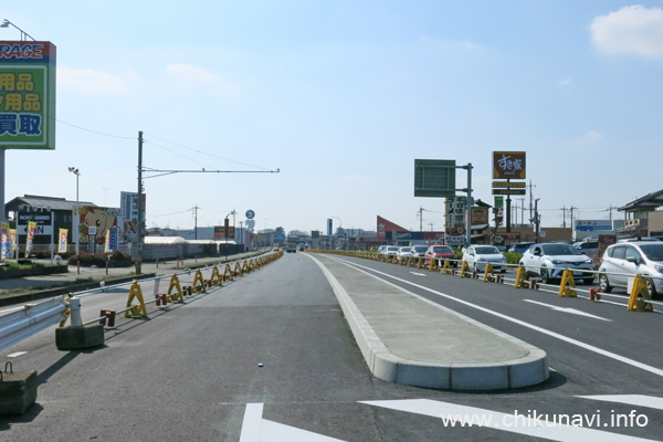 すき家前の横断歩道から西を向いて撮った国道50号 [2023年3月15日撮影]