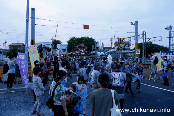 下館祇園まつり　台車に載せ踏切を渡る明治神輿 [2023年7月27日撮影]