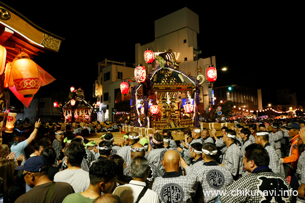 下館祇園まつり　駅前を渡御する明治神輿(奥)と平成神輿(手前) [2023年7月28日撮影]