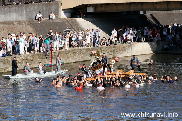 下館祇園まつり 川渡御をする明治神輿 [2023年7月30日撮影]