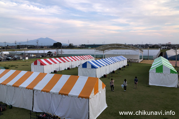 ちくせい花火大会 テントだらけの道の駅の芝生広場 [2023年10月19日撮影]