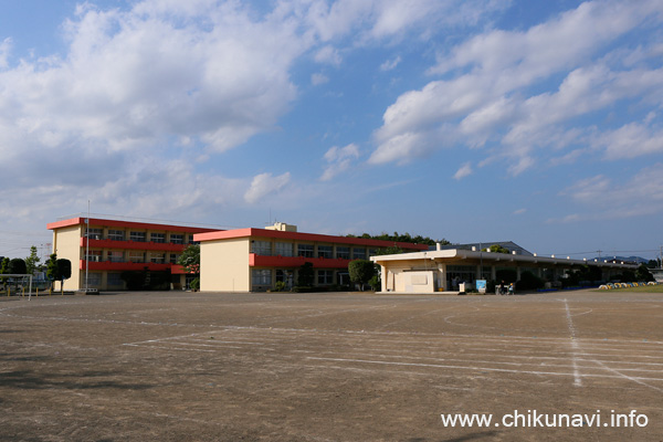 新治小学校