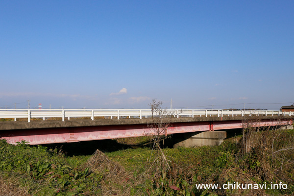 泉橋 (奥が北東)