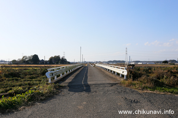 泉橋 (奥が西)