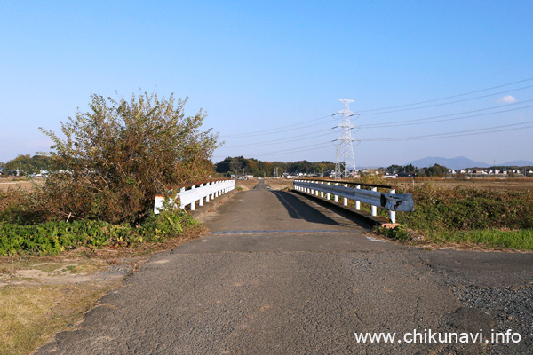 小思儀橋 (奥が東)