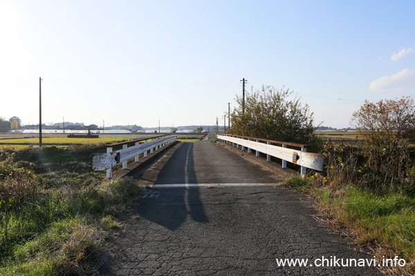 小思儀橋 (奥が西)